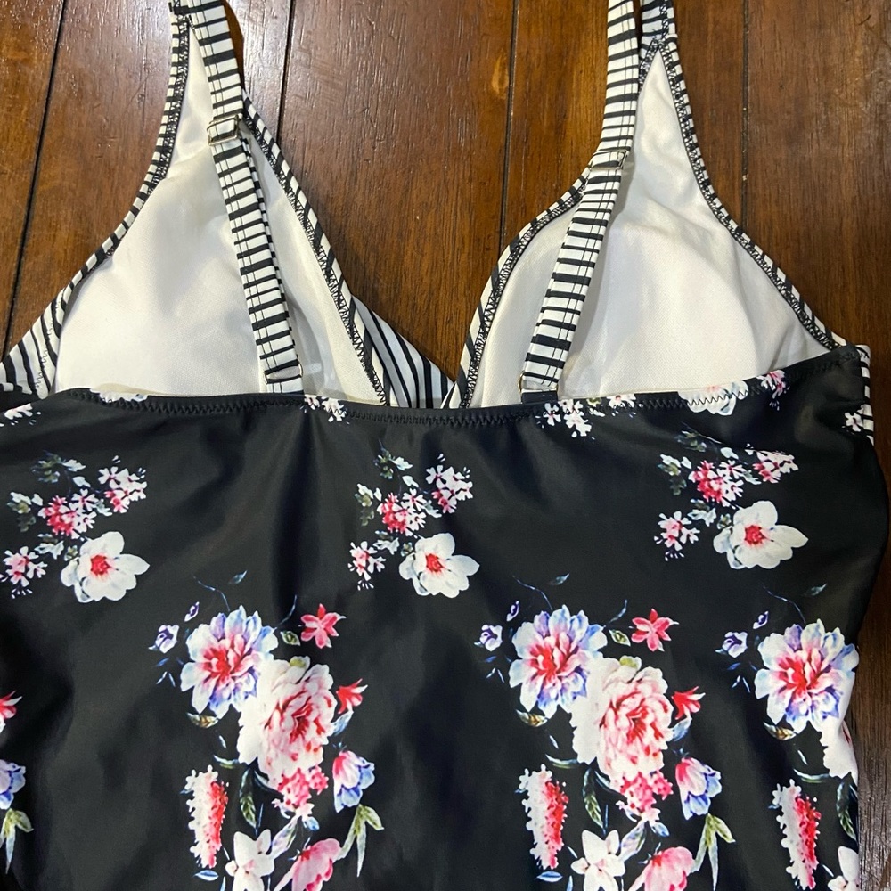 Women’s new one piece (XXL) - Picture 5 of 6